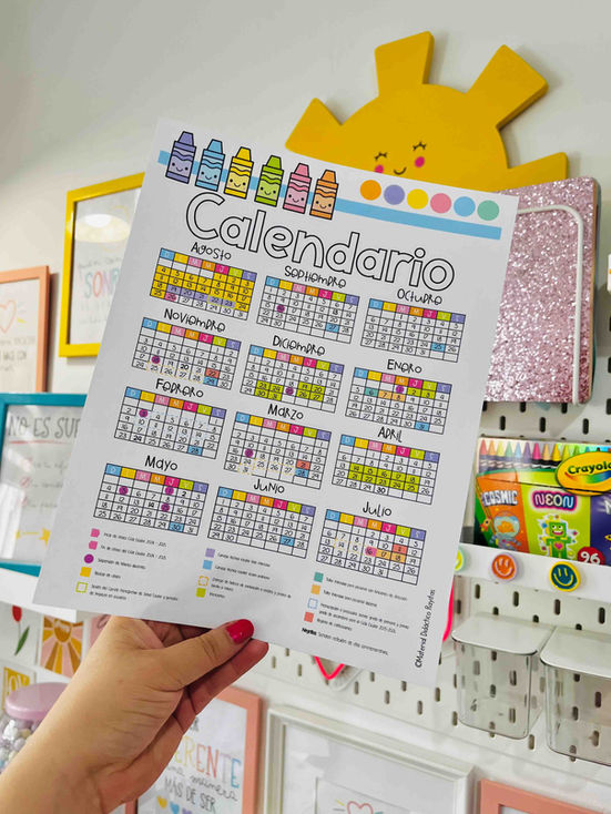 Agenda RAYITAS para docentes, mostrando páginas de calendario y registro de evaluaciones