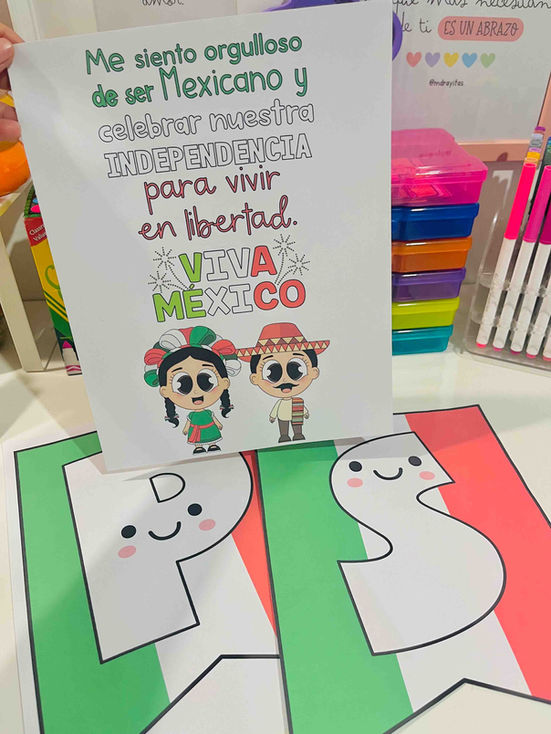 Imagen de decoraciones de septiembre 2024, incluyendo letras del mes, banderines de los héroes de la Independencia, cenefas p