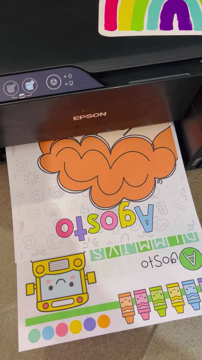 Agenda RAYITAS para docentes, mostrando páginas de calendario y registro de evaluaciones