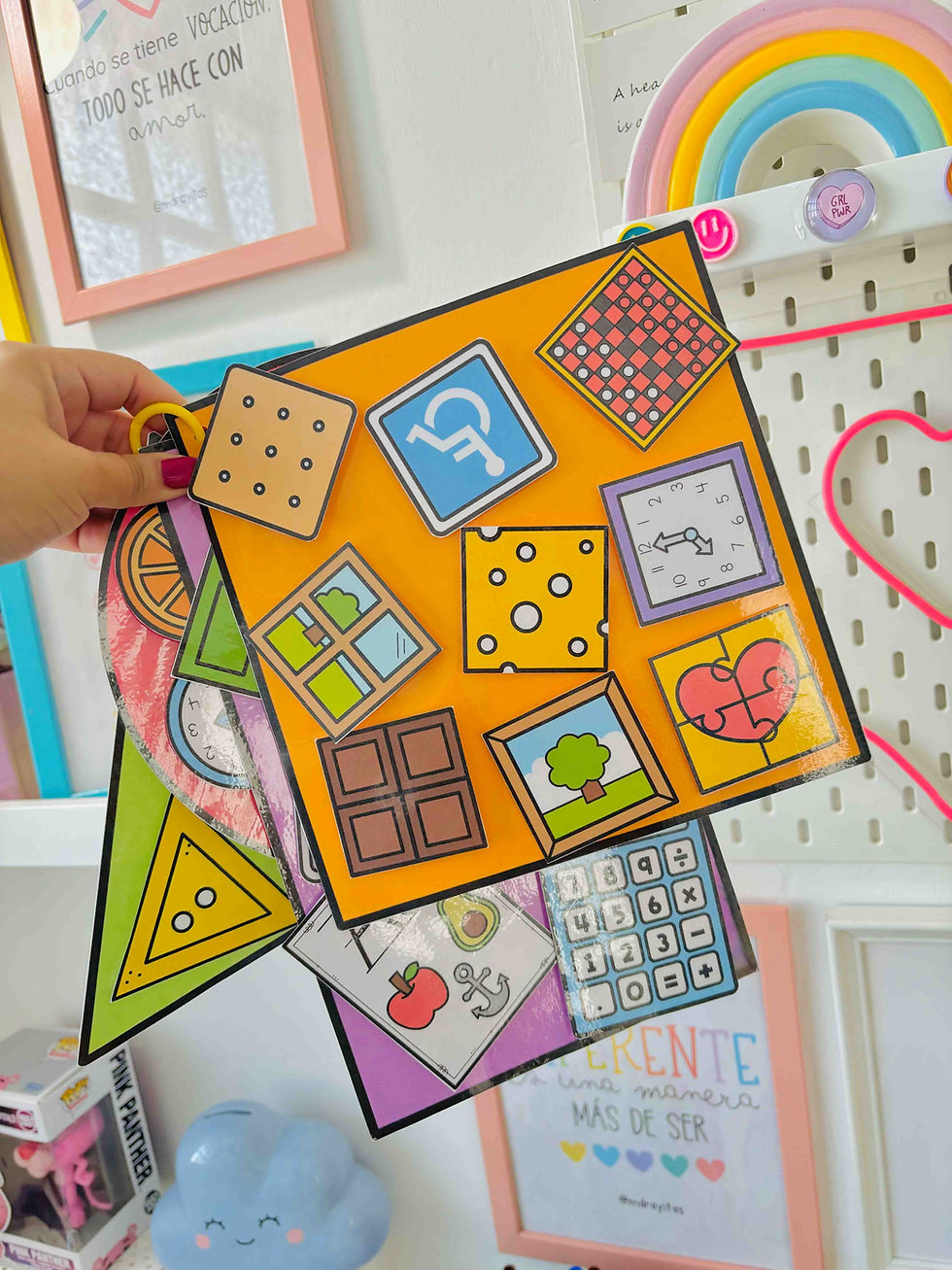 Imagen del Llavero de las Figuras Geométricas, con tarjetas coloridas de formas como círculo, cuadrado, rectángulo y triángul