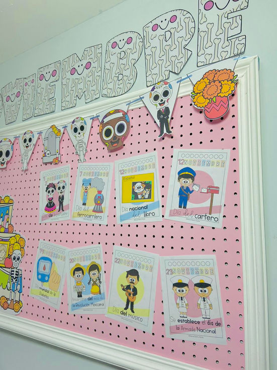 Banner de Noviembre para FRITZO con diseños de huesos, flores y calaveras, incluye ofrenda y banderines.