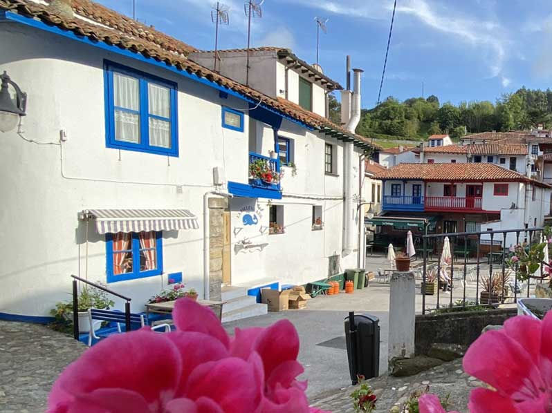L'est des Asturies, avec ses maisons blanches, toiture de tuiles canal, ses menuiseries colorés fait écho à l'ambiance des iles des côtes vendéenne et charentaises.