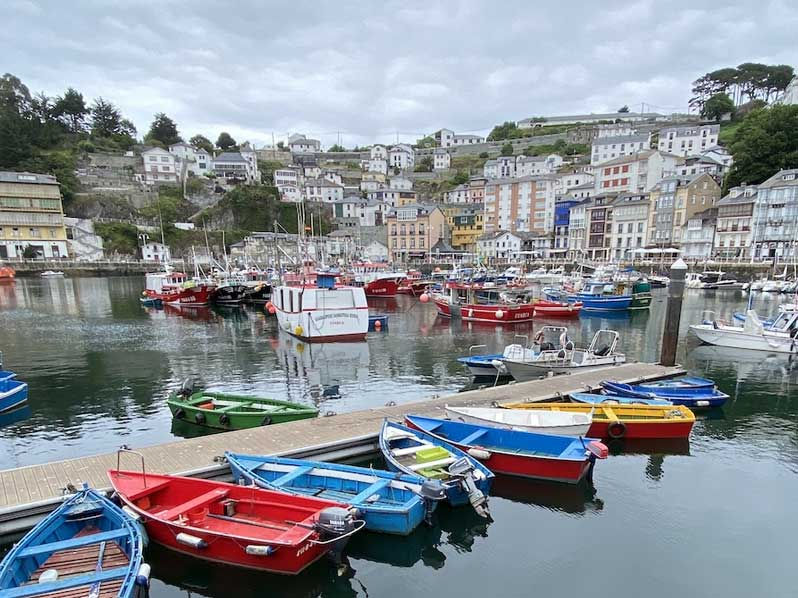 A partir de l'ouest des Asturies, et au-delà en Galice, la côte Espagnole peut elle aussi se parer, à l'instar de la Bretagne, de maisons aux toitures d'ardoises. ici Luarca, dans les Asturies.