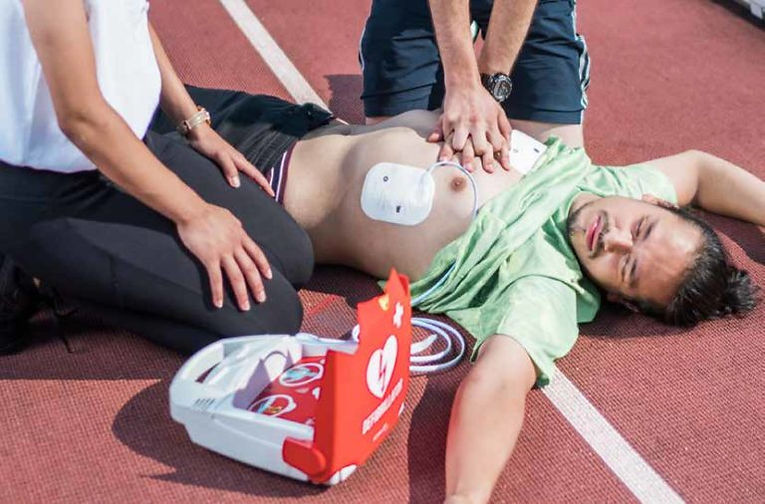277315_SSDEFI01_defib-Fred-PA-1-situation_Original-768x506.jpg