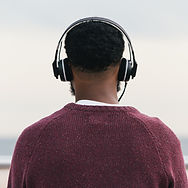 El hombre que escucha los auriculares