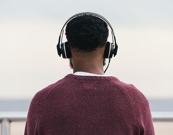 El hombre que escucha los auriculares