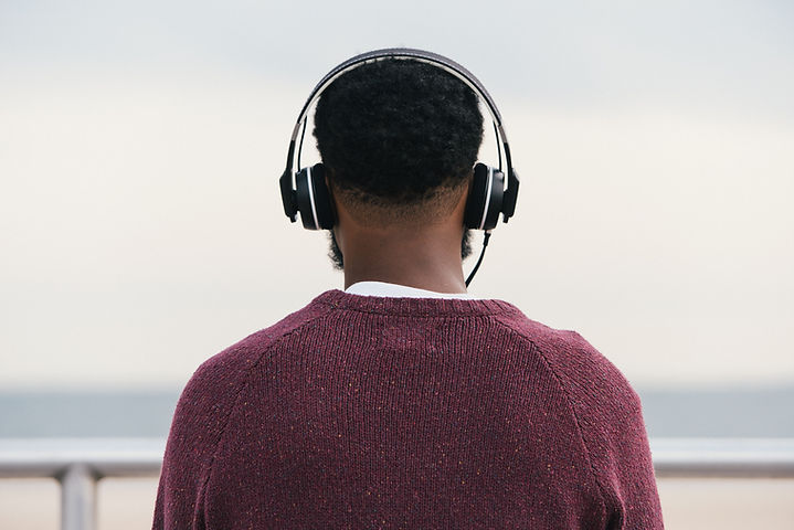 L'homme écoute au casque