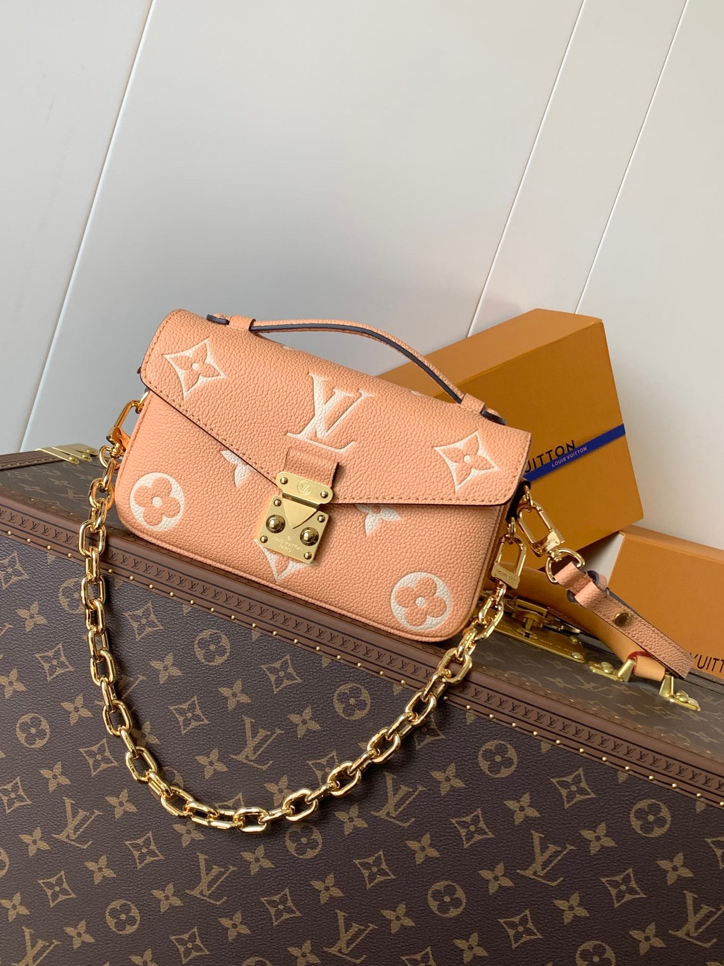 LV Pochette Métis East West