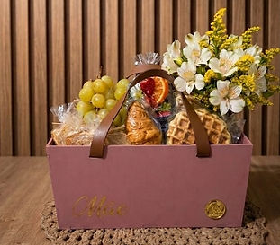 Cesta de café da manhã gourmet com flores, frutas nobres e itens importados em Natal RN presente premium