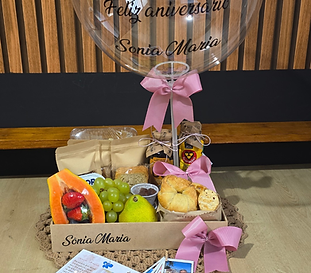 Box de café da manhã com balão Cesta de aniversário em Natal, frutas frescas, croissant e itens gourmet.