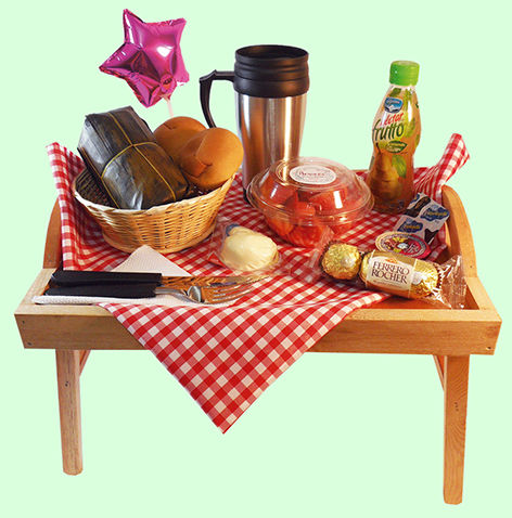 03 AMORES CON TAMAL EN MESA PARA CAMA