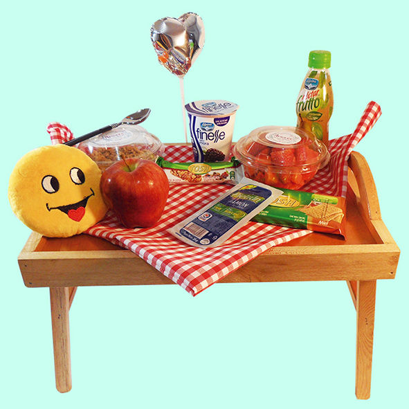 03 AMORES LIGTH EN MESA DE CAMA