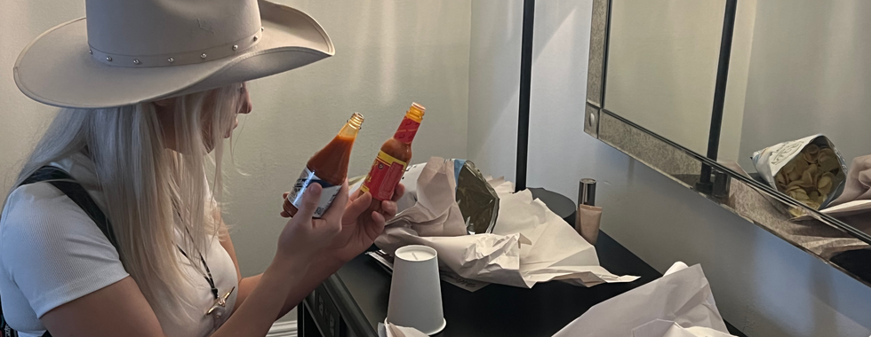 Jessyka Lapierre avec ses hot sauces au Pavillon Hotel à New Orleans en 2024