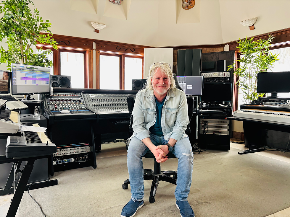 André Leclair réalisateur de musique à son Studio d'enregistrement, Le Studio A, situé à Piedmont dans les Laurentides.