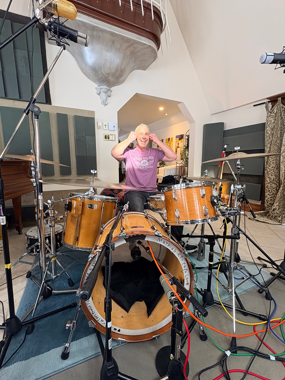 Michel Roy à la batterie au Studio A à Piedmont dans les Laurentides pour l'enregistrement de Cajun Way.
