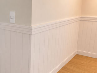 parede de shiplap com acabamento superior cortado no canto em 45 graus