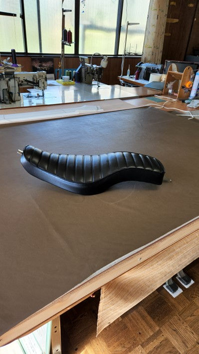 サムネイル： HARLEY XL883 / 本革＋タックロールシート / 031