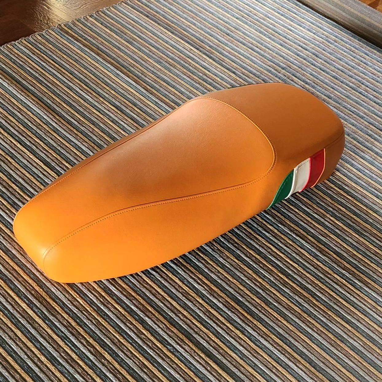 ベスパ150GTS/国旗模様入れ張替え+アンコ抜き加工+シート生地カラー変更/186