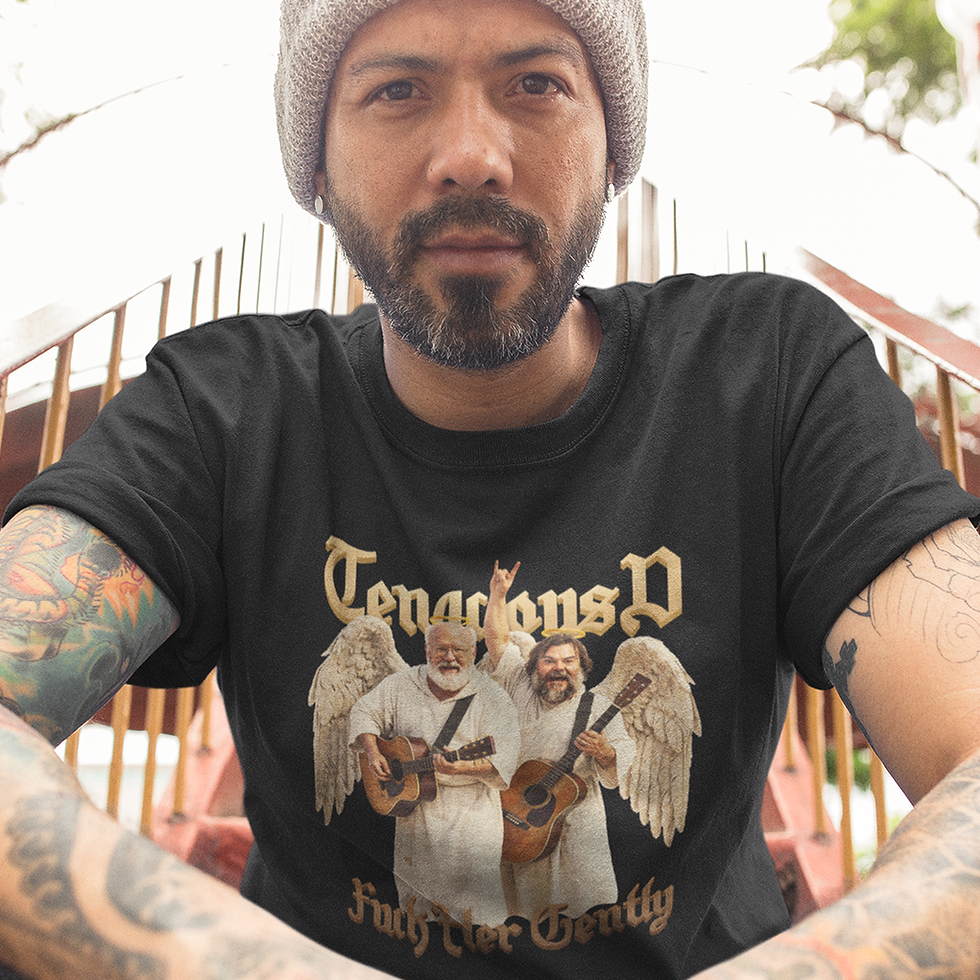 Miniatura: Pessoa vestindo camiseta com referência à música “Fuck Her Gently”, da banda de rock cômico Tenacious D.