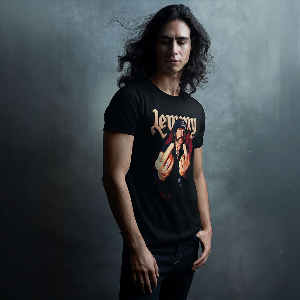Miniatura: Modelo vestindo a camiseta Lemmy Motörhead, com estampa vibrante e estilo rock'n'roll, ideal para fãs da banda.