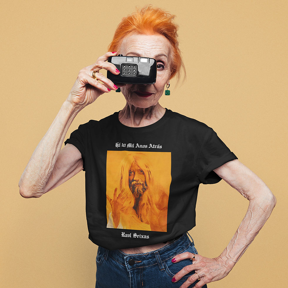 Miniatura: Pessoa usando camiseta preta com a capa do disco Há 10 Mil Anos Atrás, de Raul Seixas