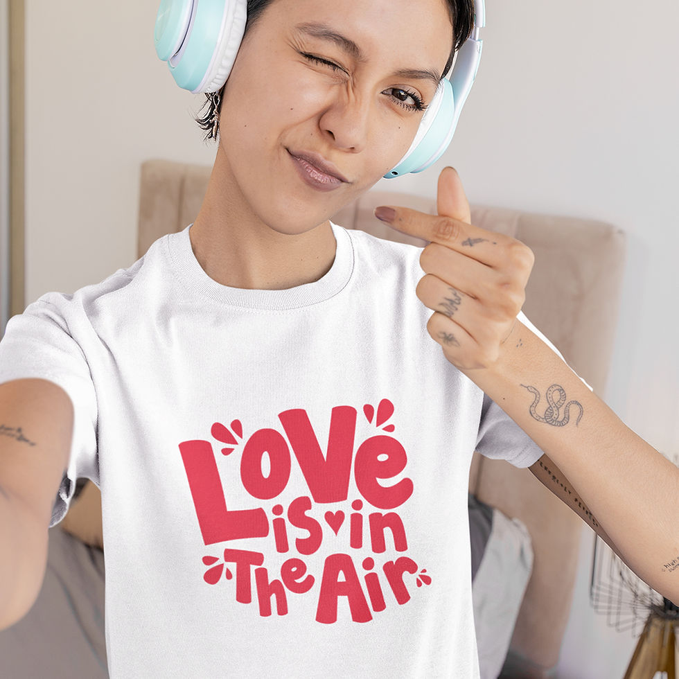 Pessoa usando a camiseta Love Is In The Air, inspirada no hit disco de 1977.