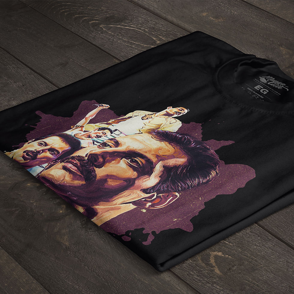 Miniatura: Camiseta preta dobrada com estampa visível de Freddie Mercury em pose marcante, com os dizeres “We Will Rock You”