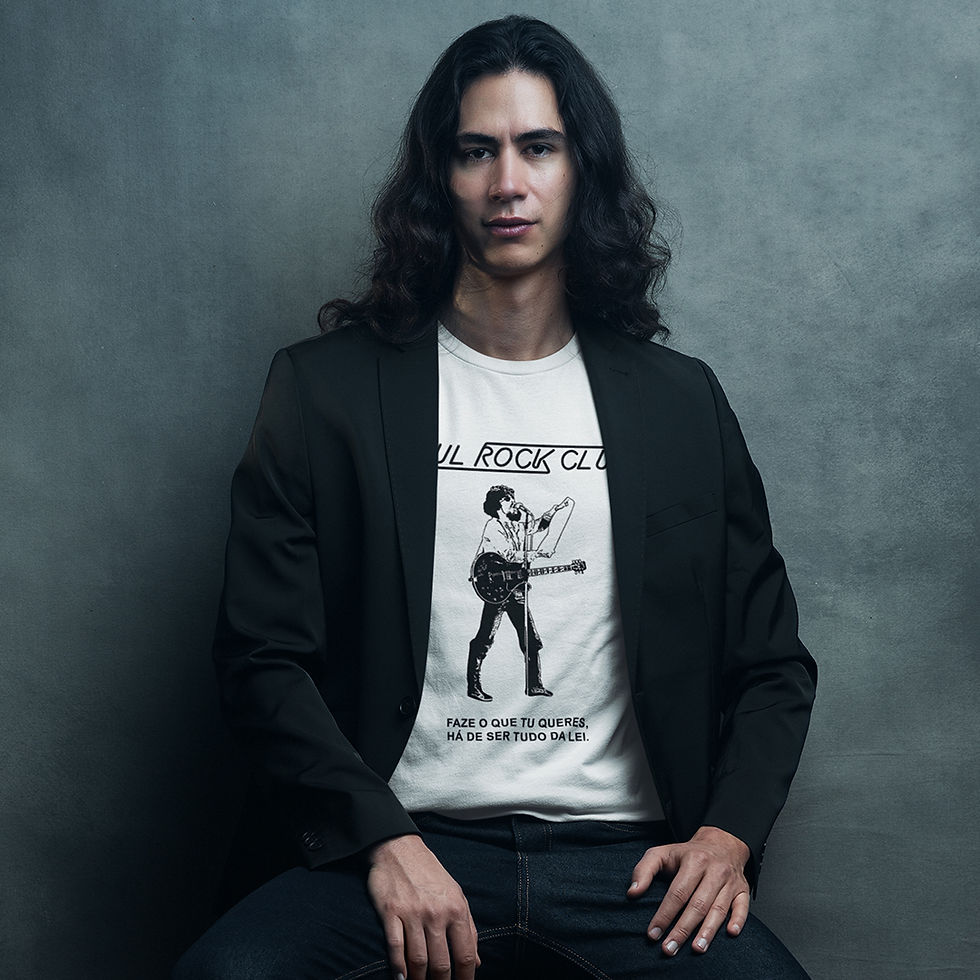 Miniatura: Pessoa vestindo a camiseta branca Raul Rock Club 1981.