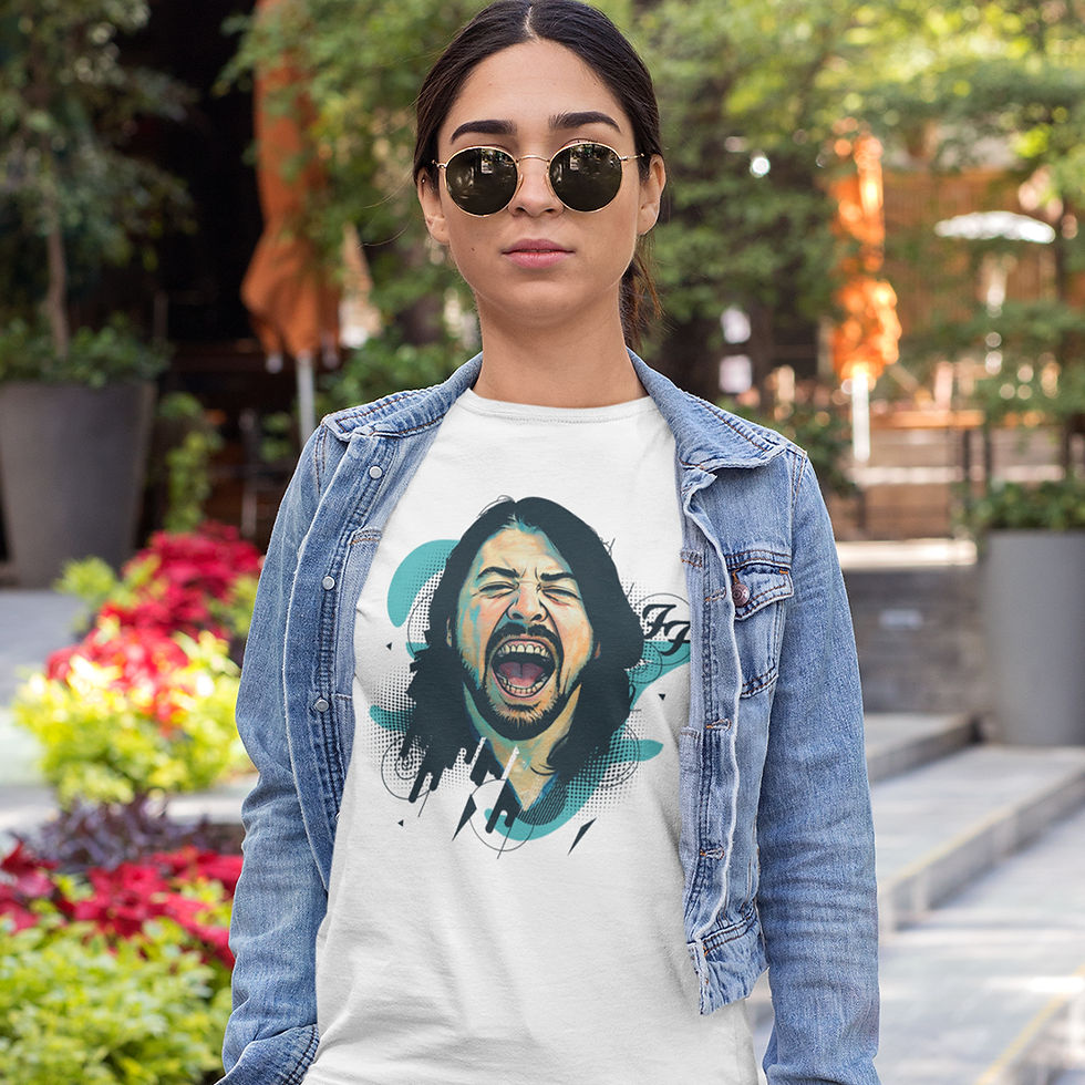 Miniatura: Mulher vestindo camiseta branca com referência ao Foo Fighters, banda de rock alternativo liderada por Dave Grohl.