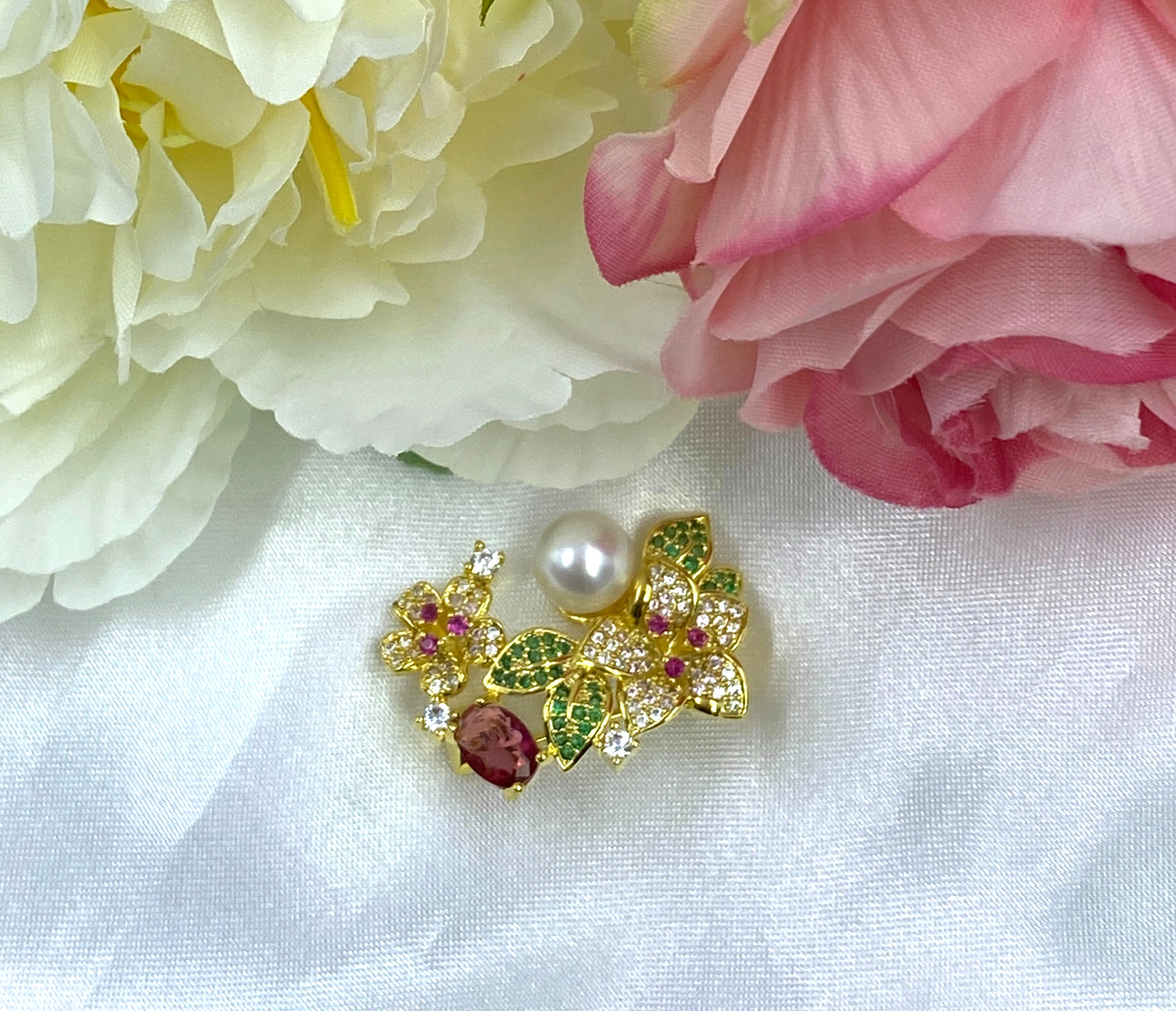 Tri-Colored Luster Akoya Pearl Brooch三色珠光日本Akoya珍珠胸針