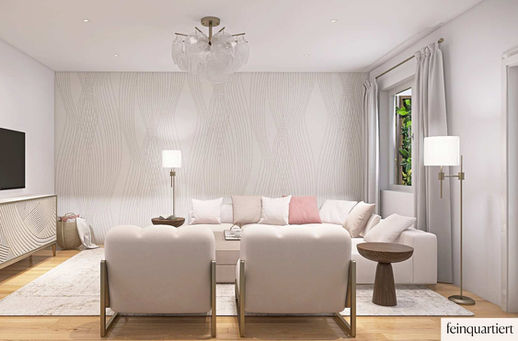 Wohnzimmer mit einer beigen Sofalandschaft bestehend aus L-Sofa und zwei Stühlen, Beistelltisch aus dunkelbraunem Holz, ein beiges Sideboard mit grafischem Muster auf der Front, TV an der Wand montiert, Deckenlampe und zwei Stehlampen