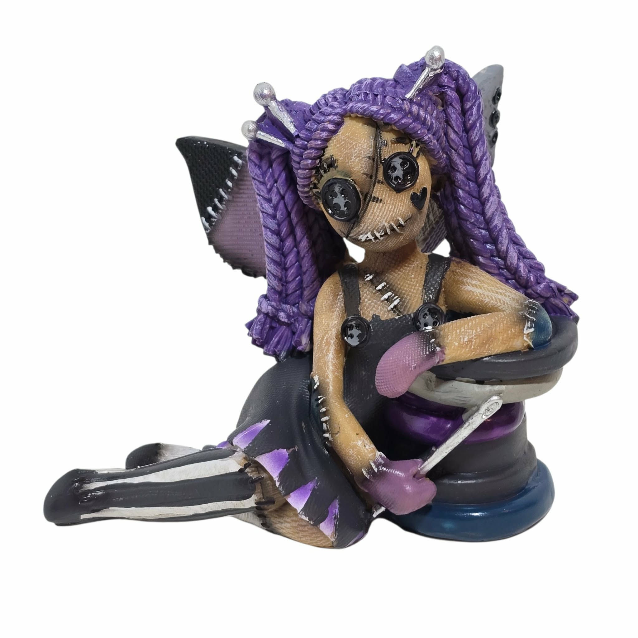 Violette Hexpin the stitchlings vista frontale nemesis now 9cm