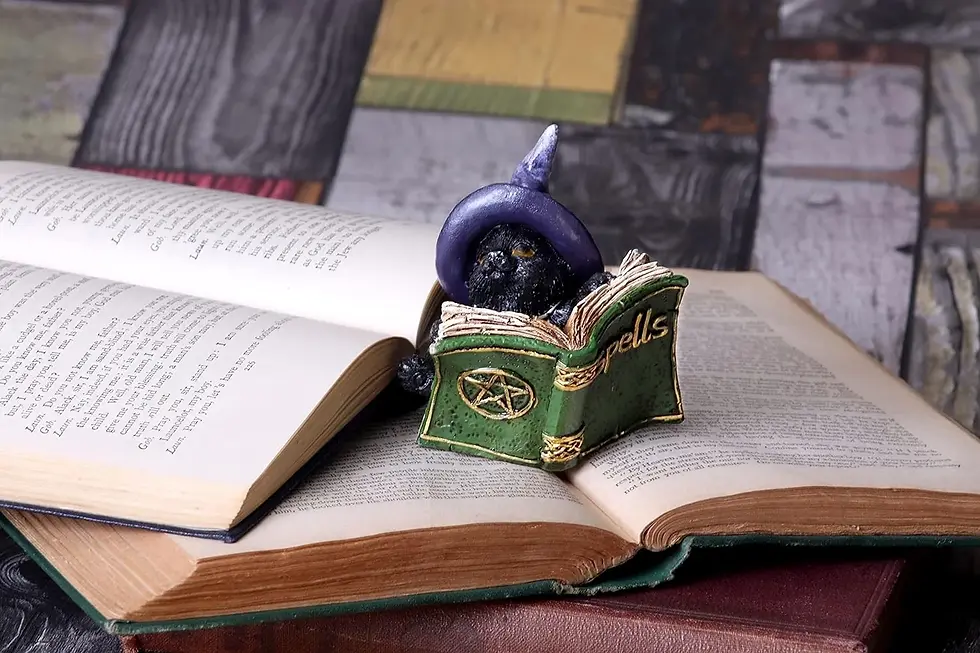Miniatura: Kitty's Grimoire Green - Gatto con Grimorio Verde 8cm