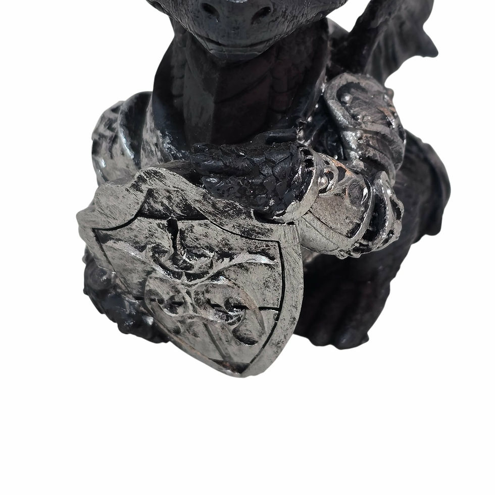 Miniatura: Sir Shieldscale vista dettaglio Draghetto Cavaliere con Scudo Nemesis Now 10cm