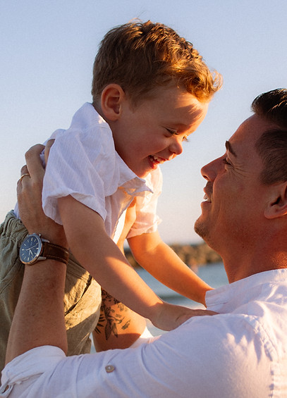 Un père et son fils pendant une séance photo famille à Sète à la plage au coucher du soleil - Camille Duteil Photographe