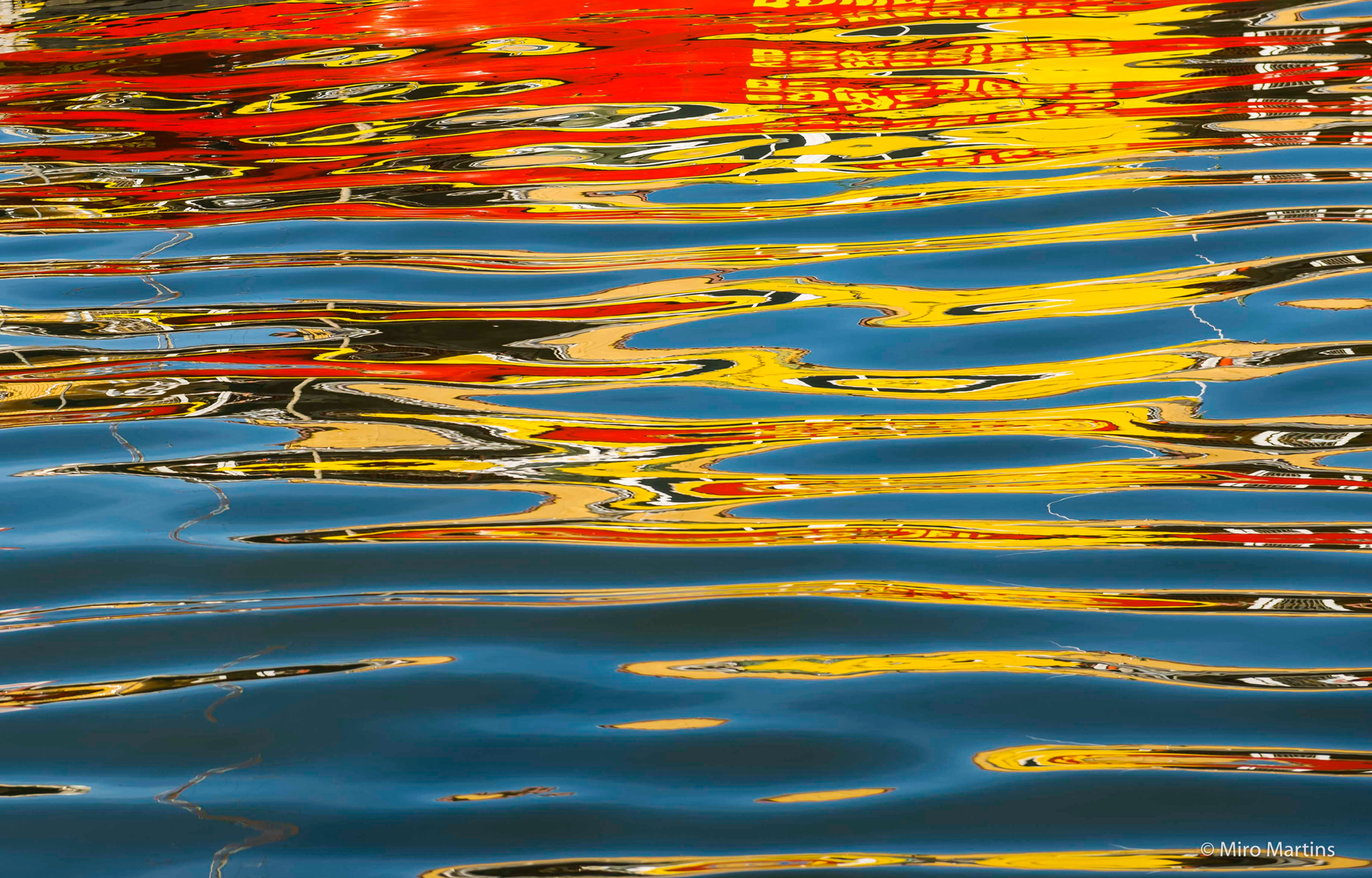 Reflexos barco vermelho