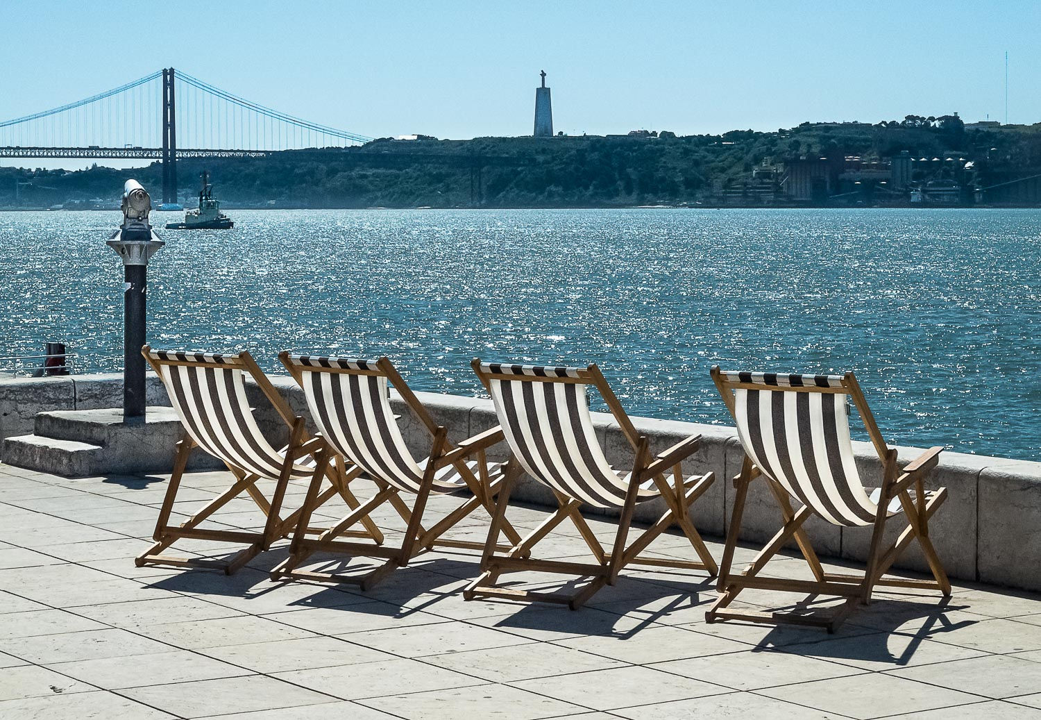 Espreguiçadeiras no Tejo - Lisboa - Portugal