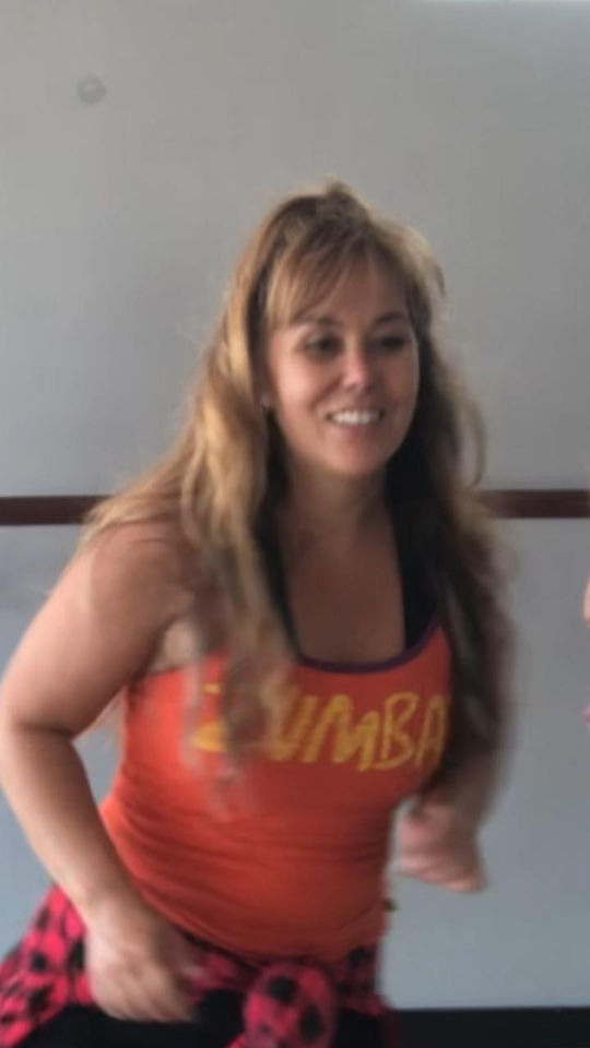 Professora de Ritmos adulto e Dança Solta para terceira idade. 