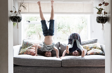 Enfants faisant des pommettes GRAND.webp