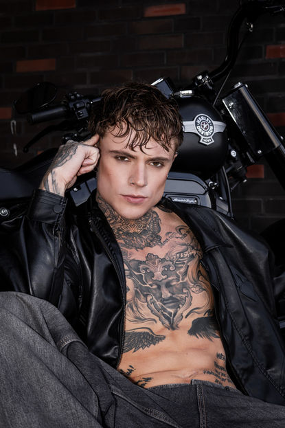 Germanys next Top Model Kandidat Samuel beim Shooting mit Harley Davidson. GNTM. Prosieben. Heidi Klum.