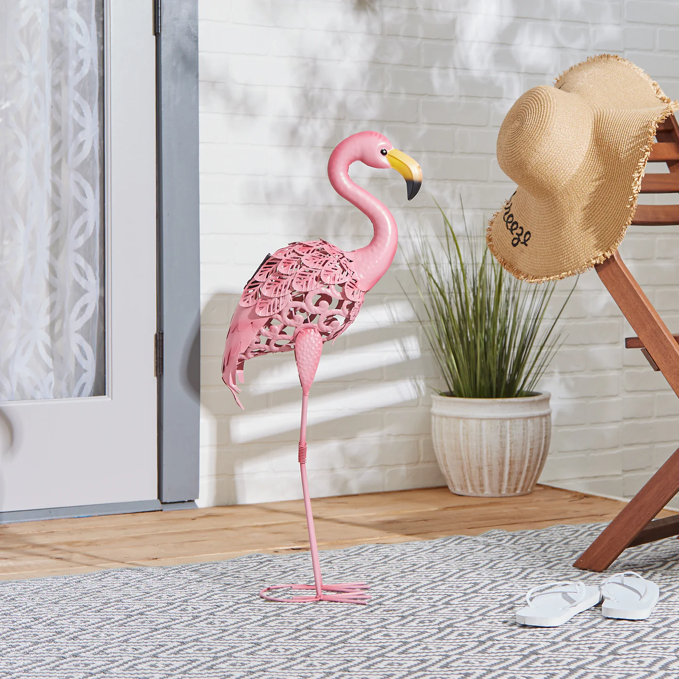 BIRD OF A FEATHER SOLAR METAL FLAMINGO