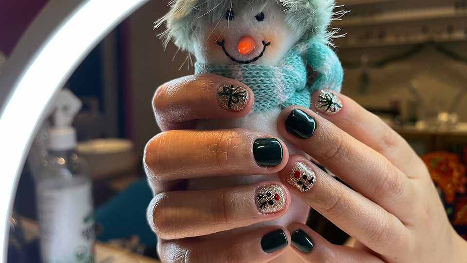 Uñas decoradas de navidad verde y dorado