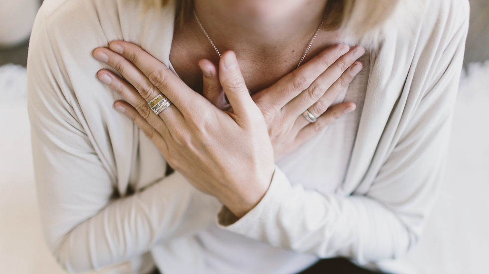 Mujer mostrando las manos con anillos