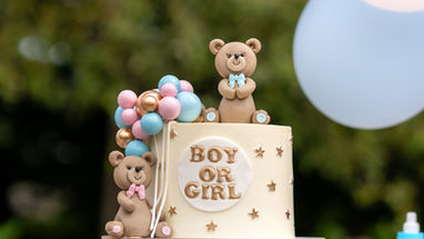 Photo d'un gateau et de la décoration pour une gender reveal