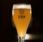 Photo d'un verre de bière rempli sur une table
