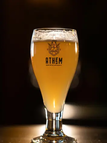 Photo d'un verre de bière rempli sur une table
