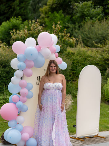 Une maman en robe rose à sa gender reveal