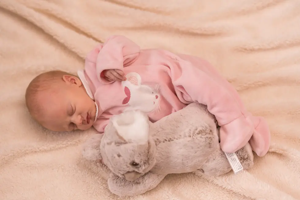shooting photo de naissance d'un bébé en train de dormir avec une ambiance douce et lumineuse