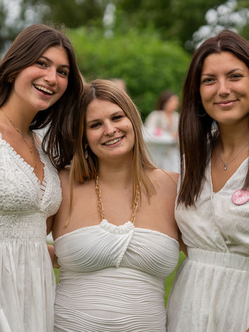 Photo de trois femmes qui sourient