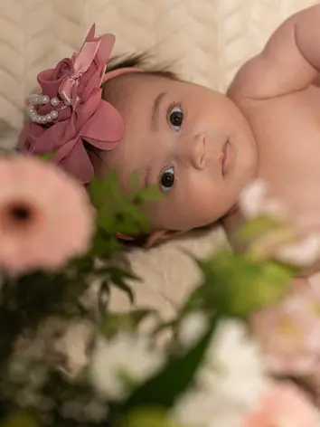 Photo d'un bébé avec des fleurs